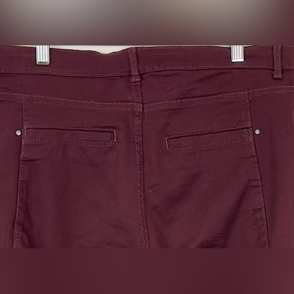 Woman’s Lee Modern Series Burgundy Straight Fit Soft Carpenter Jean 12 M… - Picture 6 of 8